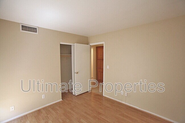 Building Photo - 1414 W Villa Maria Dr