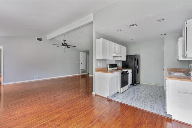 Building Photo - 1806 Krizan Ave