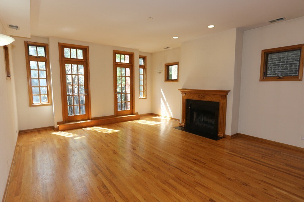 Building Photo - 824 W Buckingham Pl
