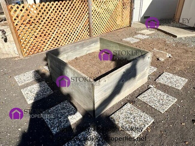 Building Photo - 1875 Queens Rd