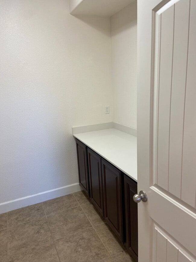 Building Photo - Folsom 4 bdrm, 3 bath near Folsom HS