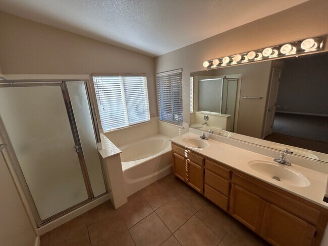 Building Photo - Beautiful 4 Bedroom, 2.5 Bath Deer Valley ...