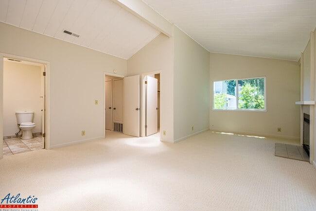 Building Photo - Live Oak Townhouse | Desirable Location