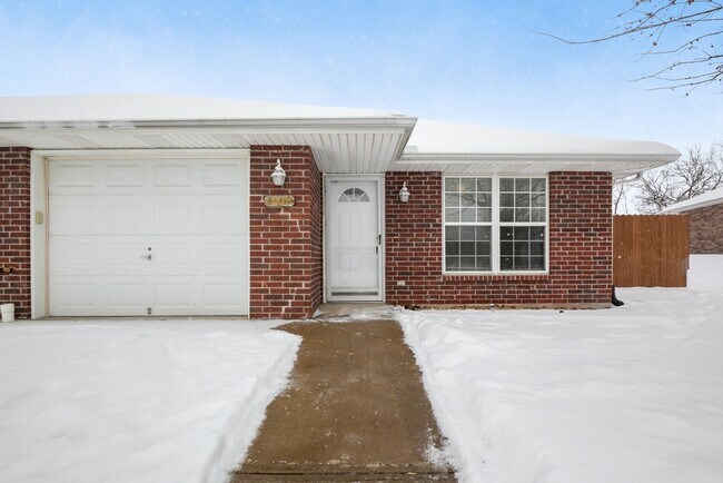 Building Photo - 2 bedroom 1.5 bath in Oak Grove-Available in July