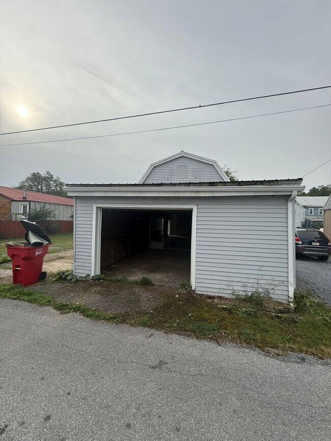 Building Photo - 2 bedroom possibly 3 with oversized Garage/Work Shop in Newville