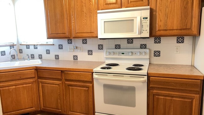 Building Photo - Spacious 3-Bed Home with Yard – Available Now