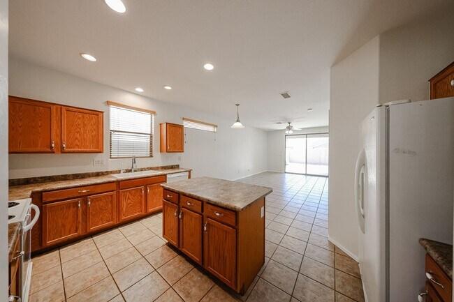 Building Photo - Charming 4 Bed 2 bath 2 Car Garage Home in...