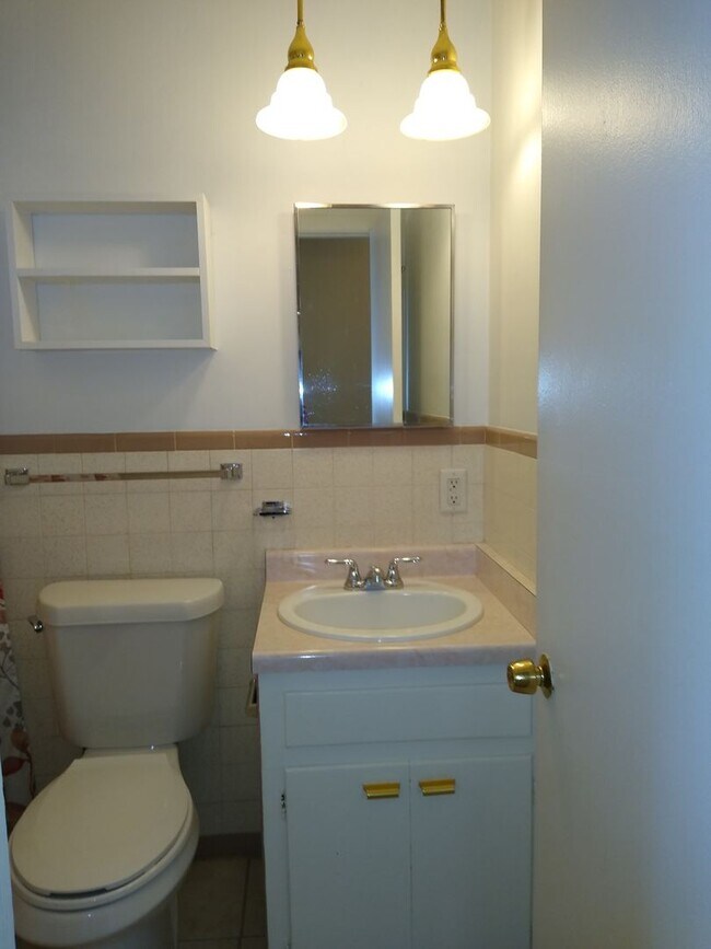 Building Photo - Highlands 1 Bedroom 1 Bath w/ Yard and Laundry!