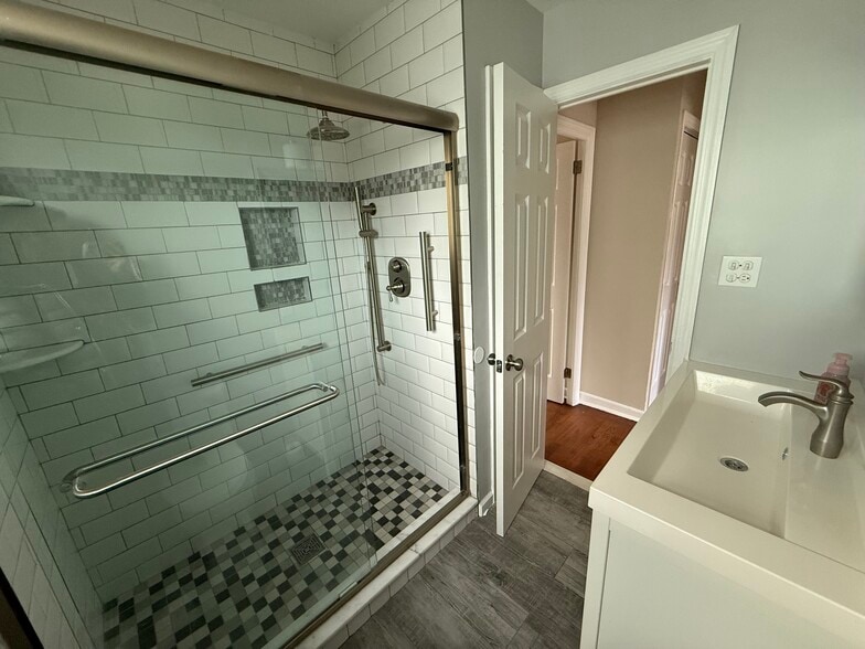 Building Photo - 607 1st Ave