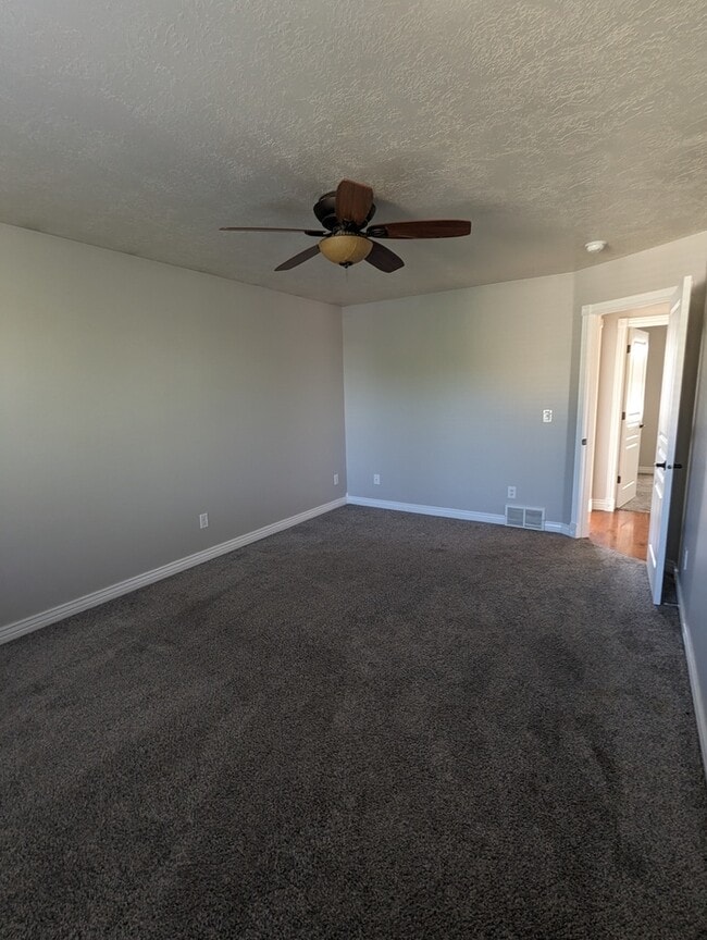 Building Photo - Updated 4 bedroom 3 bath Home