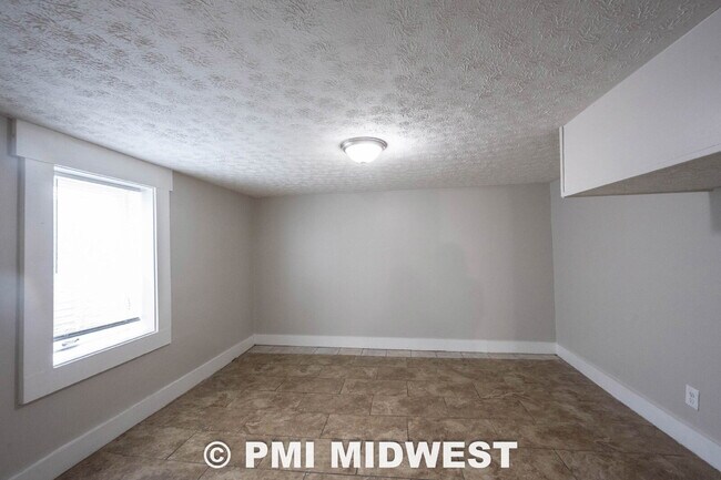 Building Photo - "Spacious 3-Bed, 2-Bath Gem in Indianapolis - Modern Comfort Awaits!"