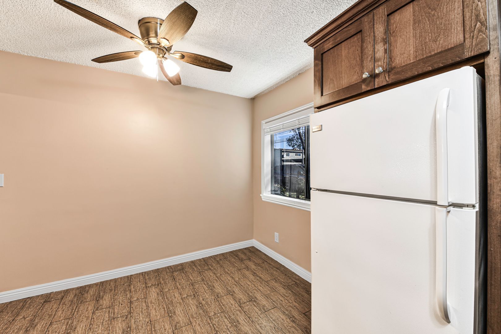 Building Photo - 1427 W Parade St