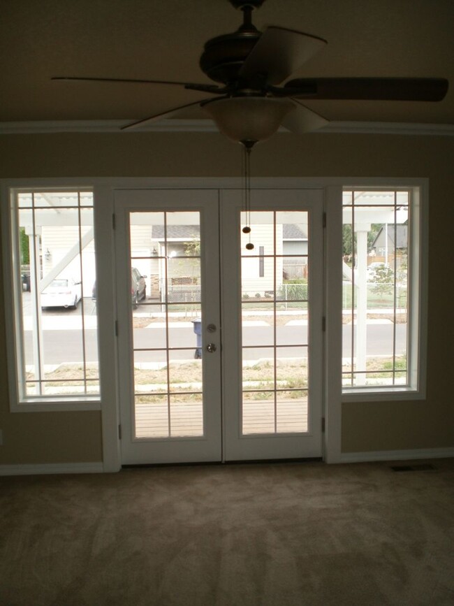 Building Photo - Spacious 3BR/ 2BA House