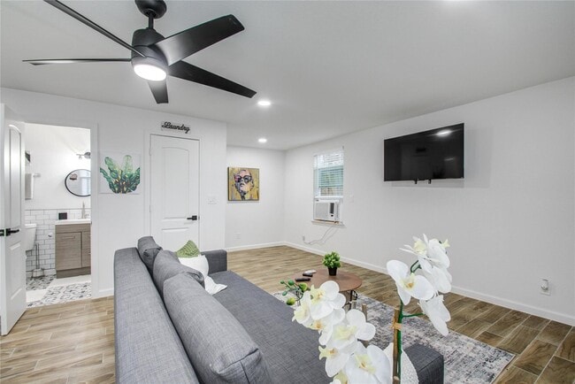 Building Photo - 1924 Chapman St