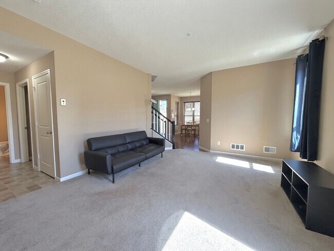 Building Photo - Rare 4 Bedroom End Unit Townhome in The Beautiful Stonemill Farms of Woodbury