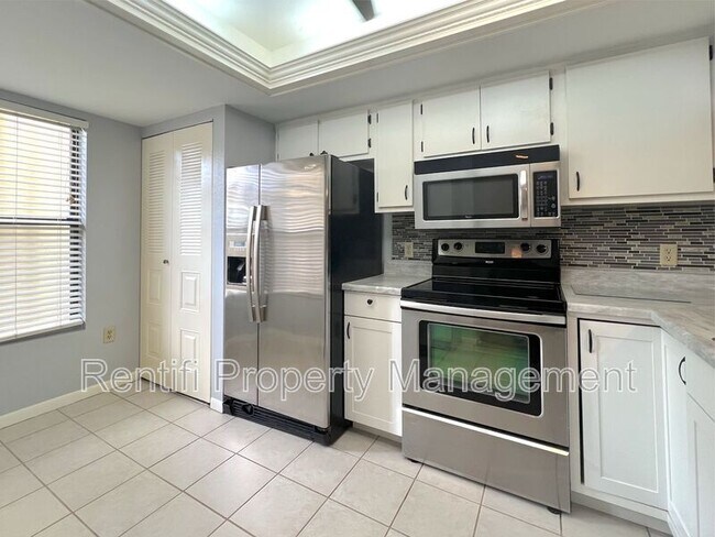 Building Photo - 15051 Parkside Dr