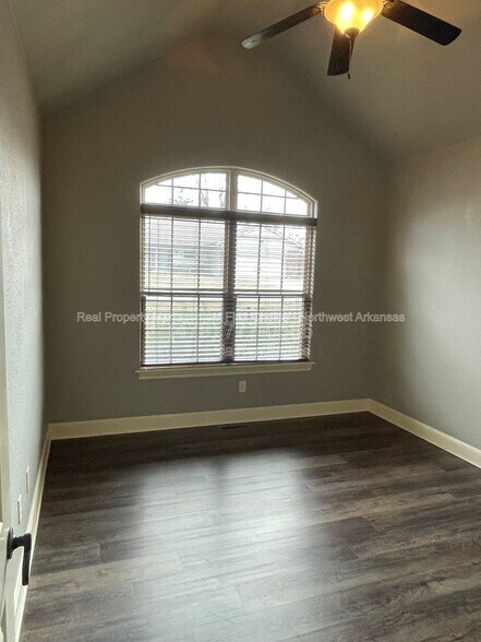 Building Photo - 8763 Apple Glen