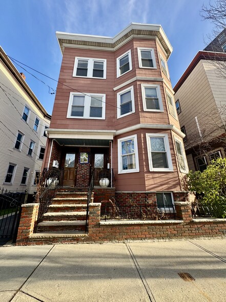 Building Photo - 372 Prospect St