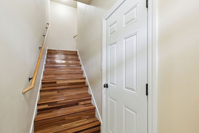 Building Photo - Spacious Sun-filled 3 bed 2.5 Bath Townhouse