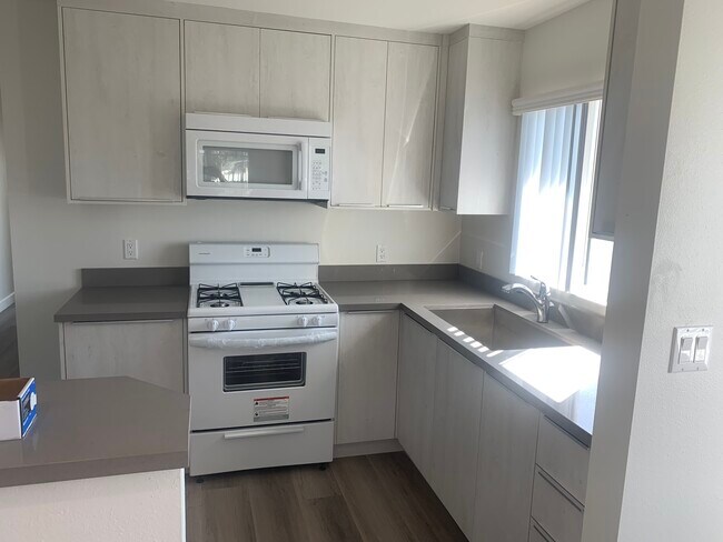 Building Photo - 708 W Gage Ave