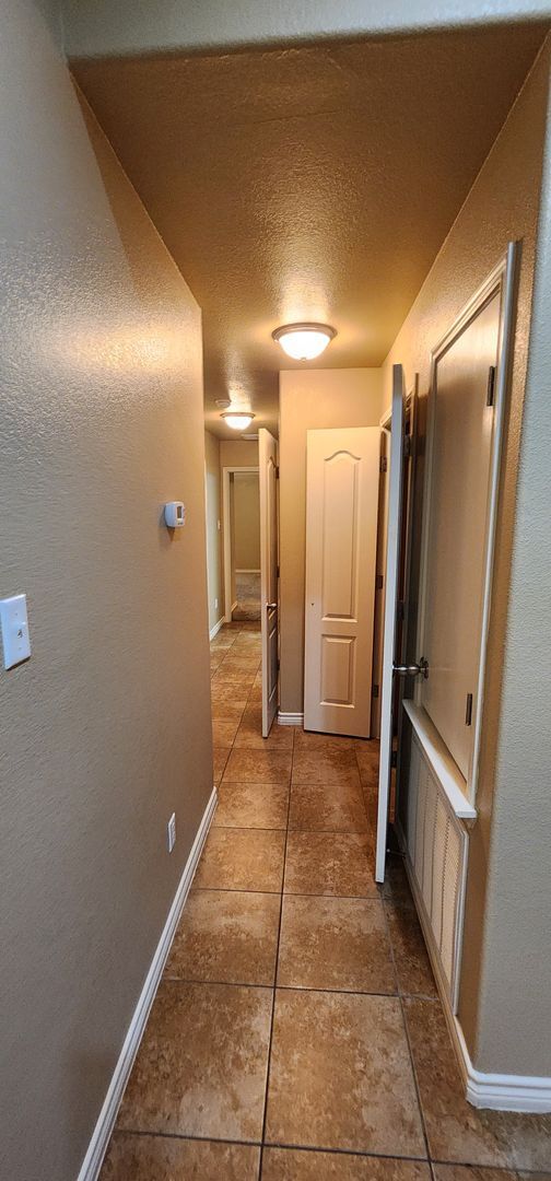 Building Photo - Beautiful 3 Bed, 2 Bath Duplex in Clear Creek Area - Viewable Now