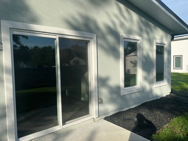 Building Photo - Pristine 4BR/2BA Available Immediately
