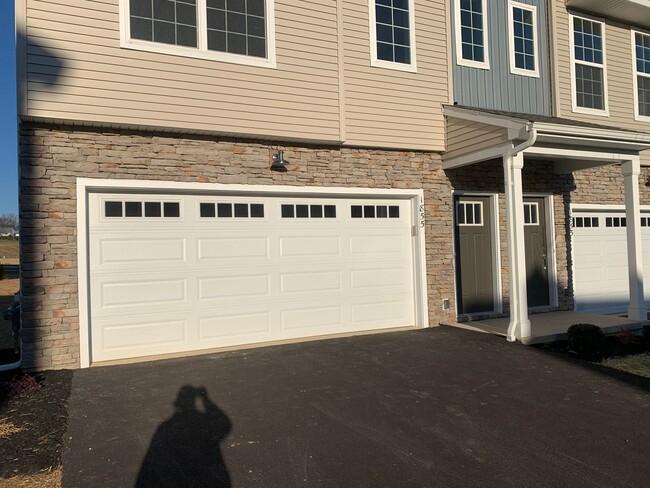 Building Photo - 1855 Shady Ln
