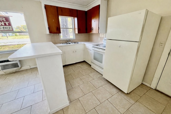 Building Photo - 1BR/1BA Zephyrhills Duplex NO APPLICATION FEE!