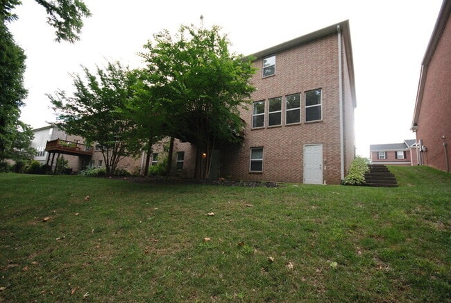 Building Photo - Oversized Executive Style Home with Finish...