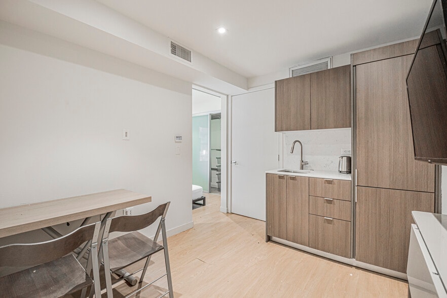 Building Photo - 5869.5B W 88th St