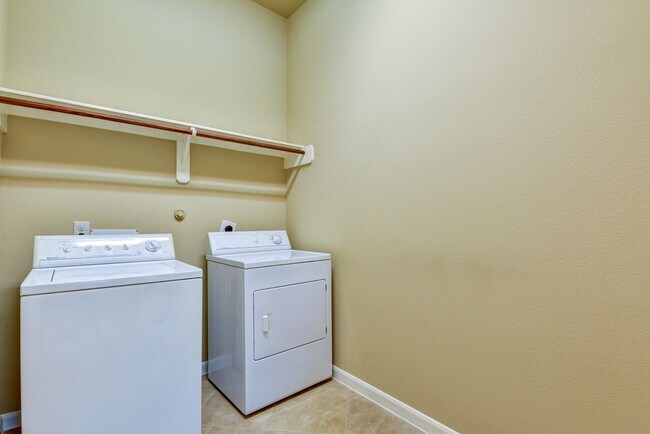 Building Photo - 4 BD / 3 BR Perry home in Creekstone Village!