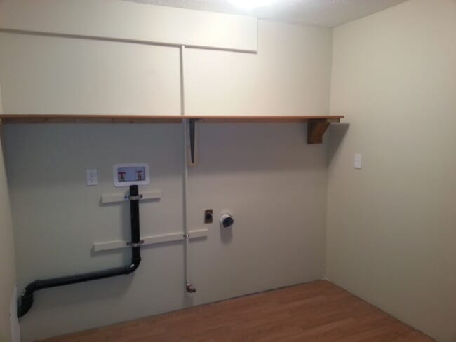 Building Photo - 4 bedroom 3 bathroom w/basement