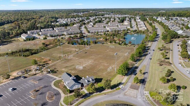 Building Photo - 2076 Waverly Ct