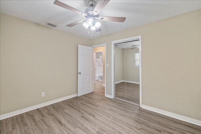 Building Photo - 207 Iris Cir