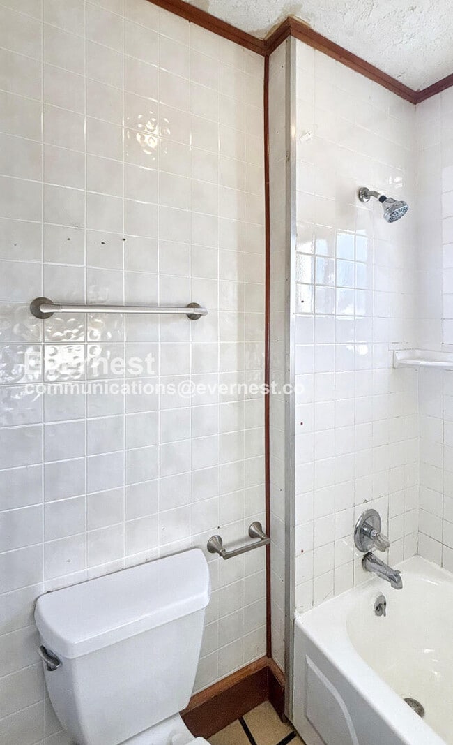 Building Photo - 3 Bed /1 Bath Townhome / Pet-Friendly / Vouchers Accepted / Available Now!