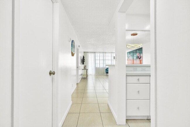 Building Photo - 3725 S Ocean Dr