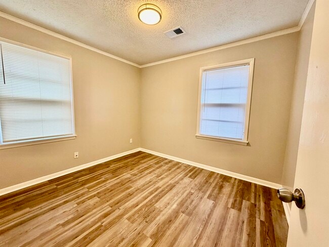 Building Photo - 3345 Charlotte Rd