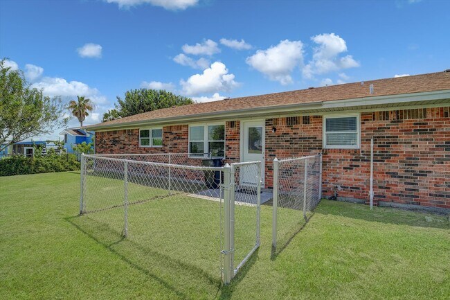 Building Photo - 827 Pickney Ave