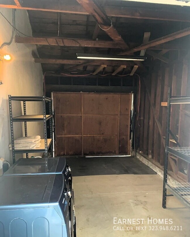 Building Photo - 5917 White Oak Ave