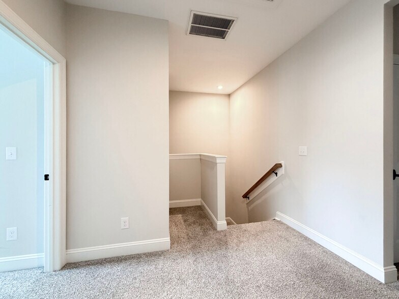 Building Photo - 829 Amley Pl