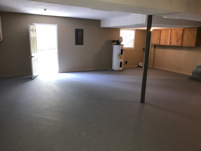 Building Photo - 3 bed 2 bath home for rent