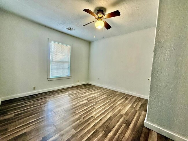 Building Photo - 1013 W 3rd St