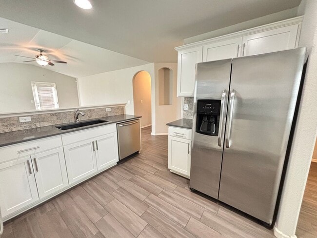 Building Photo - Awesome home with community pool!