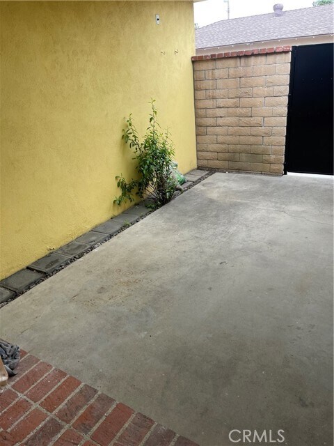 Building Photo - 1325 S Anaheim Blvd