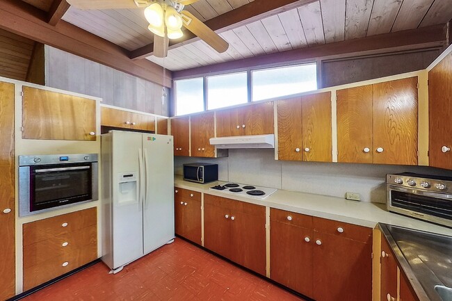 Building Photo - 2 Bed 1 Bath 1 Parking Apartment. 1 Year Lease.