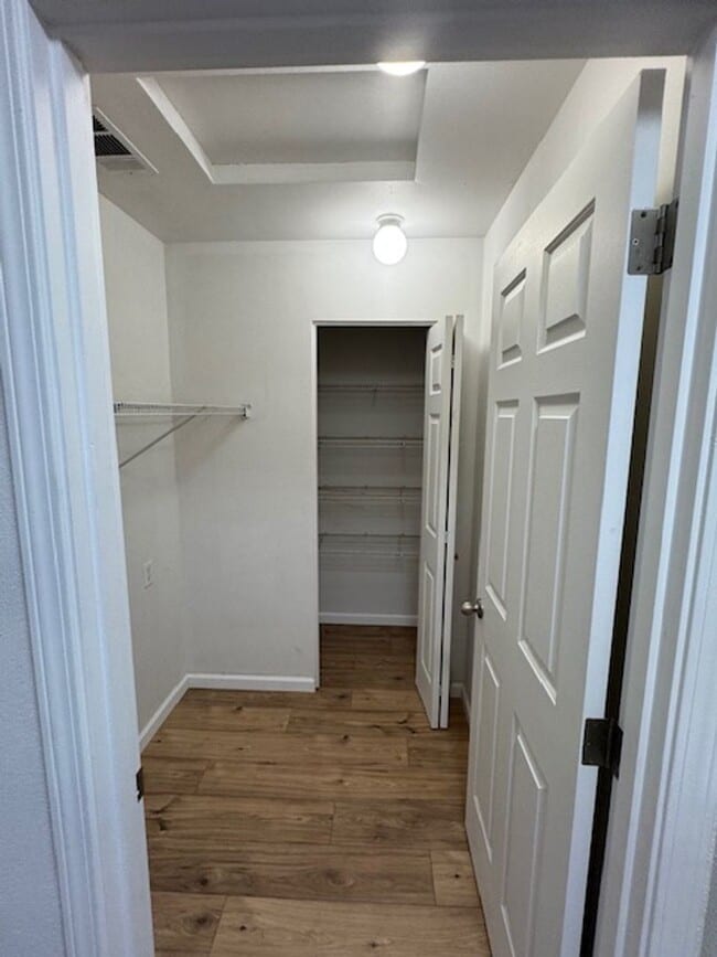 Building Photo - COMING SOON - 3 BEDROOM TOWNHOME W/ GARAGE- FRESH PAINT AND NEW FLOORING