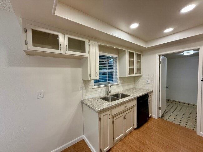 Building Photo - Conveniently located single story home!