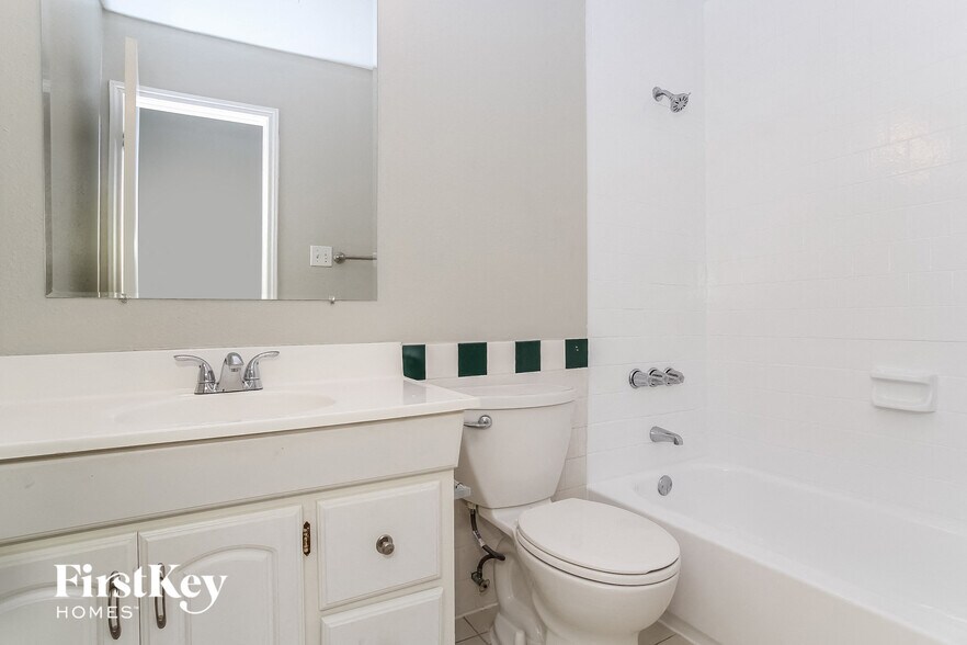 Building Photo - 800 Charles Pl