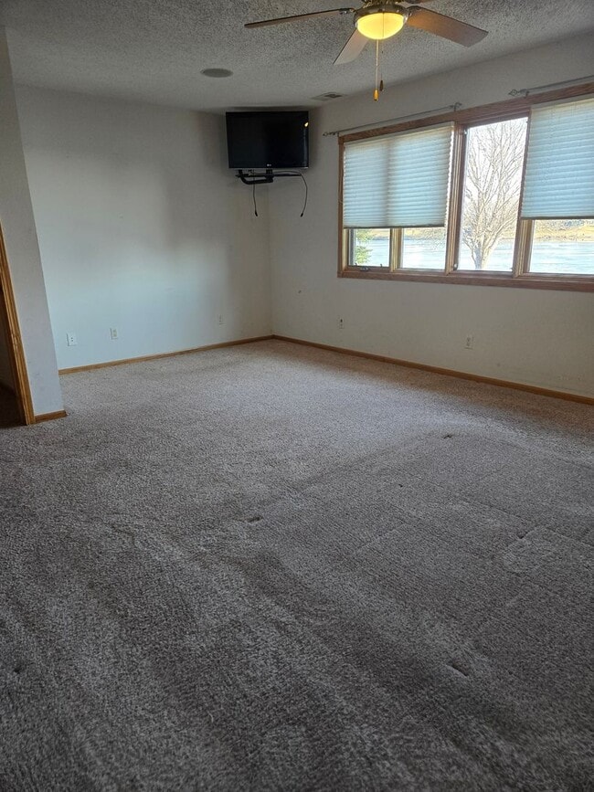 Building Photo - Home on the Lake