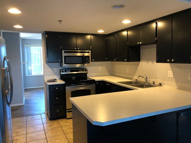 Building Photo - Modern and spacious 2 bedroom condo with bonus room!